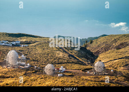 Anzeigen von observatorien von der Oberseite des Roque de Los Muchachos, La Palma Stockfoto