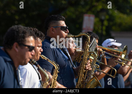 Washington DC, USA - 21. September 2019: Die Fiesta DC, Mitglieder der Salvadorean Band bei der Parade Stockfoto