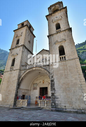 Kotor, Montenegro - Juni 10. 2019. Uhrturm an der St. Tryphon Kathedrale in der Altstadt Stockfoto