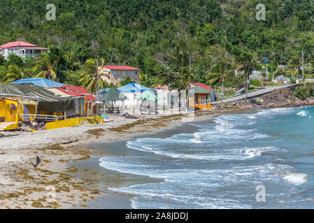 Guadeloupe, schöne Seescape der Inseln von Saintes, typische Häuser und Segelboote im Jachthafen Stockfoto