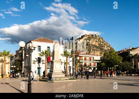 Nafplion, Griechenland - 4. Mai 2019: Menschen Wandern rund um den Hauptplatz der Stadt in Nafplion mit seinen berühmten Byzantinischen Burg auf dem Peloponnes. Stockfoto