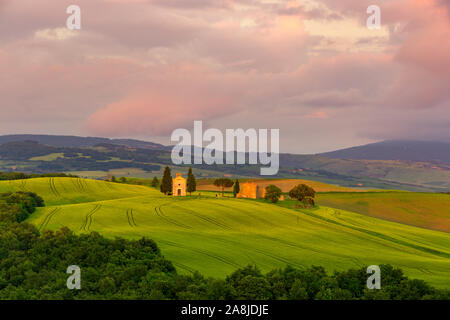 Sonnenuntergang Landschaften in der Kapelle Vitaleta mit grünen Wiesen und Hügel in der Toskana Stockfoto