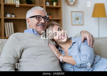 Junge lächelnde Frau, Kopf auf die Schulter ihres älteren Vater ihr umfassendes Stockfoto