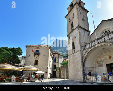 Kotor, Montenegro - Juni 10. 2019. Uhrturm an der St. Tryphon Kathedrale in der Altstadt Stockfoto