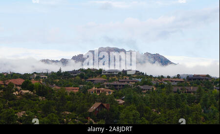 Granit Berg gekleidet in niedrigen misty Wolken als Morgen zu Northern Arizona kommt. Stockfoto