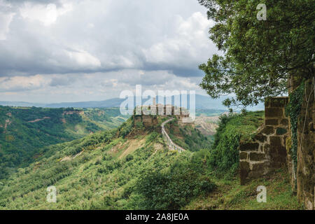 Panoramablick auf CIVITA DI BAGNOREGIO in Italien Stockfoto