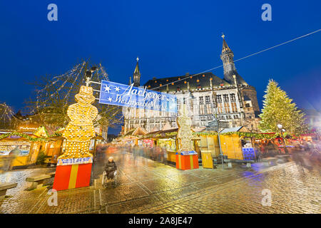 AACHEN - Dezember 14: Die berühmten Aachener Weihnachtsmarkt mit seinen Ständen und Eingang Zeichen, das alte Rathaus, die im Hintergrund Am 14. Dezember 2017 Stockfoto