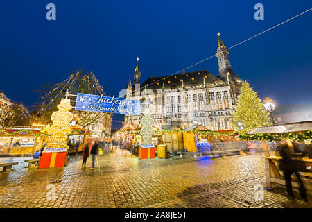 AACHEN - Dezember 14: Die berühmten Aachener Weihnachtsmarkt mit seinen Ständen und Eingang Zeichen, das alte Rathaus, die im Hintergrund Am 14. Dezember 2017 Stockfoto