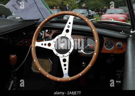 Interieur eines roten MGB Roadsters auf der Kilbroney Vintage Show 2019 Stockfoto