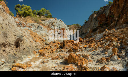 Sousaki ist ein erloschener Vulkan und moderne solfatara Gebiet im Nordosten Corinthia, Griechenland, am nordwestlichen Ende der Ägäis vulkanischen Bogens. Stockfoto