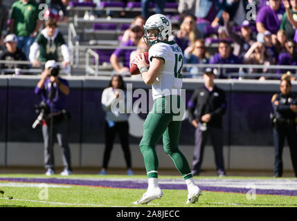 Fort Worth, Texas, USA. 9. November 2019: Baylor Bears Quarterback Charlie Brewer (12) fällt für ein Pass in der 1. Hälfte des NCAA Football Spiel zwischen Baylor Bears und der TCU Horned Frogs an Amon G. Carter Stadion in Fort Worth, Texas. Matthew Lynch/CSM Stockfoto