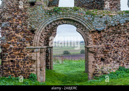 Eine normannische Bogen im zentralen Turm der zerstörten Kirche St. Maria oder St. James in Bawsey, in der Nähe von King's Lynn, Norfolk. Lokal als bawsey Ruinen bekannt. Stockfoto