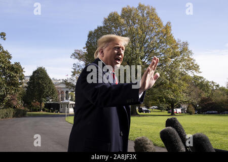 Washington, District of Columbia, USA. 9 Nov, 2019. US-Präsident Donald J. Trumpf liefert kurze Bemerkungen zu den Mitgliedern der Medien vor dem Abflug mit First Lady Melania Trump (nicht abgebildet) auf dem Südrasen des Weißen Hauses in Washington, DC, USA, 09. November 2019. Der Präsident und die First Lady besuchen eine National Collegiate Athletic Association (NCAA) Fußballspiel zwischen Alabama und Louisiana State University in Tuscaloosa, Alabama; dann werden Sie in der Stadt New York Aufenthalt durch Veterans Day Credit: Michael Reynolds/CNP/ZUMA Draht/Alamy leben Nachrichten Stockfoto