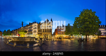 AACHEN - Juni 05: Panoramablick auf den berühmten alten Karlsbrunnen in Aachen, Deutschland mit Nacht blauer Himmel auf dem Marktplatz am Juni 05, 2017. Stockfoto