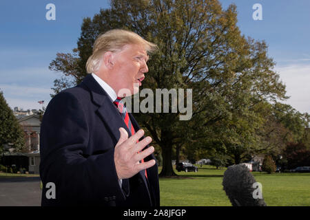 Washington, DC, USA. 09 Nov, 2019. US-Präsident Donald J. Trumpf liefert kurze Bemerkungen zu den Mitgliedern der Medien vor dem Abflug mit First Lady Melania Trump (nicht abgebildet) auf dem Südrasen des Weißen Hauses in Washington, DC, USA, 09. November 2019. Der Präsident und die First Lady besuchen eine National Collegiate Athletic Association (NCAA) Fußballspiel zwischen Alabama und Louisiana State University in Tuscaloosa, Alabama; dann werden Sie in New York City durch Veterans Day. Credit: Michael Reynolds/Pool über CNP | Verwendung der weltweiten Kredit: dpa/Alamy leben Nachrichten Stockfoto