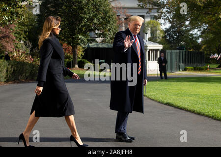 Washington, DC, USA. 09 Nov, 2019. US-Präsident Donald J. Trumpf (R) Wellen neben First Lady Melania Trump (L) wie Sie gehen im Süden aross Rasen des Weißen Hauses zu von Marine One in Washington, DC, USA, 09. November 2019 ab. Der Präsident und die First Lady besuchen eine National Collegiate Athletic Association (NCAA) Fußballspiel zwischen Alabama und Louisiana State University in Tuscaloosa, Alabama; dann werden Sie in New York City durch Veterans Day. Credit: Michael Reynolds/Pool über CNP | Verwendung der weltweiten Kredit: dpa/Alamy leben Nachrichten Stockfoto