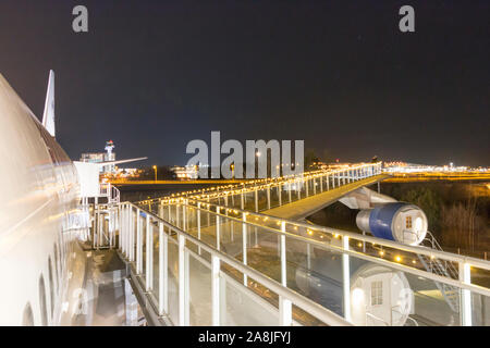 Boeing 747 Flügel verwandelt in ein Hotel äußere Plattform für Gäste, Stockholm Flughafen, Schweden 2019 Stockfoto
