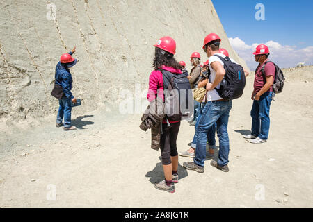 Geführte Tour die Dinosaurier Spuren im Parque Cretácico oder Kreidezeit Park aka Cal Orck'o in Sucre, Bolivien zu beobachten Stockfoto
