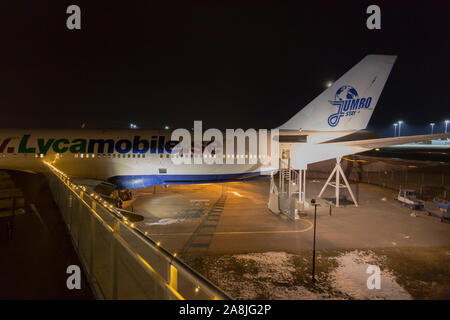 Boeing 747 verwandelte sich in ein Hotel, die Jumbo bleiben, in der Nacht vom Ende der Flügel genommen, Stockholm Flughafen, Schweden 2019 Stockfoto