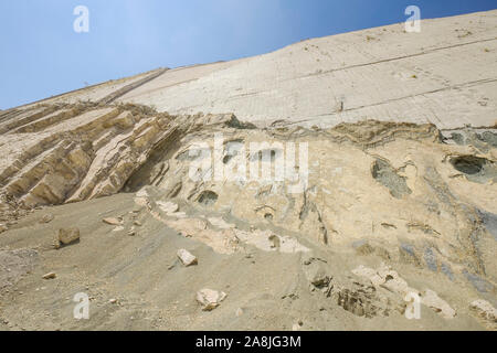 Außergewöhnliche Wand mit Dinosaurier Spuren im Parque Cretácico oder Kreidezeit Park aka Cal Orck'o in Sucre, Bolivien Stockfoto