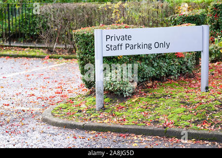 Eigenes Personal Parken nur Schild am Parkplatz Stockfoto