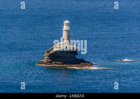 Berühmte Leuchtturm an der Chora von Andros an einem schönen Tag, Kykladen, Griechenland Stockfoto