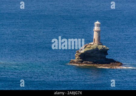 Berühmte Leuchtturm an der Chora von Andros an einem schönen Tag, Kykladen, Griechenland Stockfoto