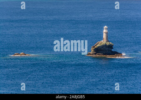 Berühmte Leuchtturm an der Chora von Andros an einem schönen Tag, Kykladen, Griechenland Stockfoto