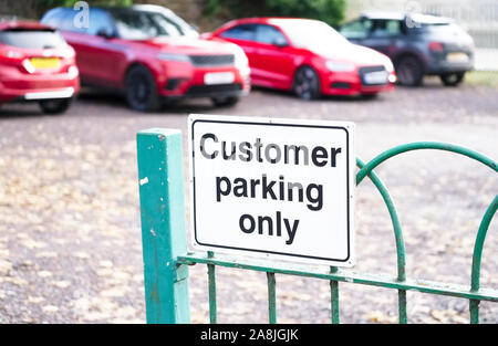 Kunden Parken nur auf dem Parkplatz personal Tor am Arbeitsplatz Stockfoto