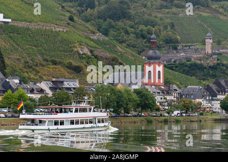 Ausflugsschiff auf der Mosel bei Zell Stockfoto