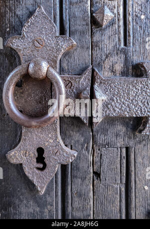 Die alte Türklinke die Verriegelung Tür. close-up. alte Tür Stockfoto