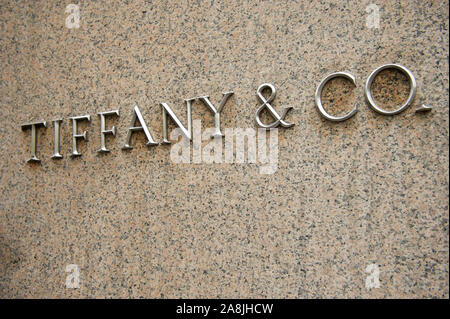 NEW YORK CITY - 1. SEPTEMBER 2011: Ein Edelstahl Schild markiert den Eingang zur Flagship Store von Tiffany und Co auf der Fifth Avenue. Stockfoto