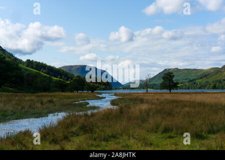 Auf der Suche nach Norden über Buttermere, ein See im englischen Lake District National Park, an einem sonnigen Nachmittag im Spätsommer. Stockfoto