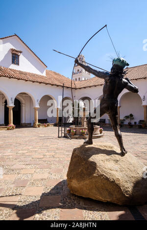 Statue mit der Darstellung der Indigenen Kämpfe in den Innenhof des Casa de la Libertad oder Haus der Freiheit in der Altstadt von Sucre, Bolivien Stockfoto