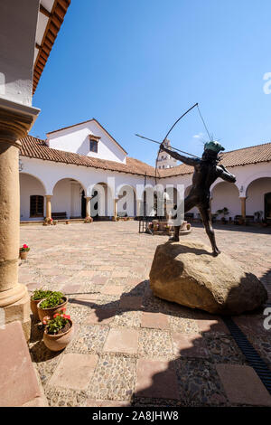 Statue mit der Darstellung der Indigenen Kämpfe in den Innenhof des Casa de la Libertad oder Haus der Freiheit in der Altstadt von Sucre, Bolivien Stockfoto