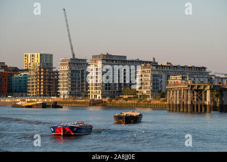 London/Großbritannien - 26. August 2019: Skyline von New Riverside Apartment Gebäuden mit Boote schwimmend auf der Themse in der Nähe von Greenwich, Londo Stockfoto