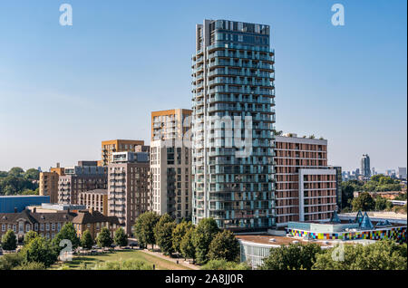 London/Großbritannien - 26. August 2019: Skyline von London aus Lewisham Shopping Center mit der Renaissance Apartment Komplex im Vordergrund Stockfoto