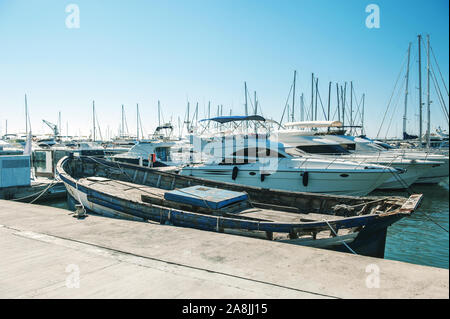 Ein altes Fischerboot im Hintergrund von verschiedenen Yachten, Booten und Segelyachten im Hafen von Cambrils Katalonien Spanien befindet. Die Küste des Stockfoto