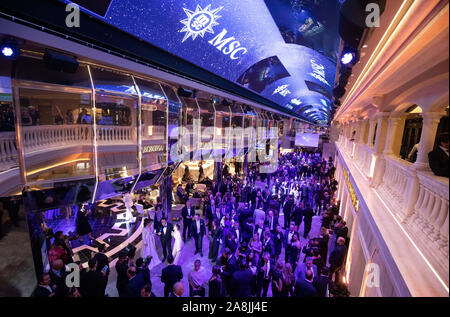 Hamburg, Deutschland. 09 Nov, 2019. Nach der offiziellen Taufe, werden die Gäste auf ihrem Weg an Bord des Kreuzfahrtschiffes MSC Grandiosa in der Plaza. Credit: Christian Charisius/dpa Quelle: dpa Picture alliance/Alamy Live News/dpa/Alamy leben Nachrichten Stockfoto