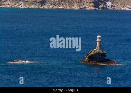 Berühmte Leuchtturm an der Chora von Andros an einem schönen Tag, Kykladen, Griechenland Stockfoto