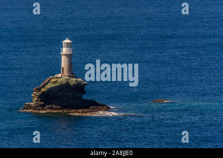 Berühmte Leuchtturm an der Chora von Andros an einem schönen Tag, Kykladen, Griechenland Stockfoto