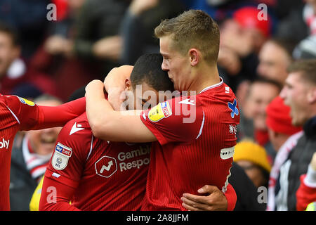 NOTTINGHAM, ENGLAND - 9.NOVEMBER Ryan Yates (22) von Nottingham Forest küsse Lewis Grabban (7) von Nottingham Forest während der Sky Bet Championship Match zwischen Nottingham Forest und Derby County an der Stadt Boden, Nottingham am Samstag, den 9. November 2019. (Credit: Jon Hobley | MI Nachrichten) das Fotografieren dürfen nur für Zeitung und/oder Zeitschrift redaktionelle Zwecke verwendet werden, eine Lizenz für die gewerbliche Nutzung Kreditkarte erforderlich: MI Nachrichten & Sport/Alamy leben Nachrichten Stockfoto