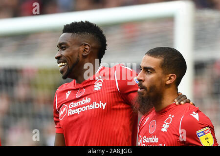 NOTTINGHAM, ENGLAND - 9.NOVEMBER Sammy Ameobi (19) von Nottingham Forest und Lewis Grabban (7) von Nottingham Forest während der Sky Bet Championship Match zwischen Nottingham Forest und Derby County an der Stadt Boden, Nottingham am Samstag, den 9. November 2019. (Credit: Jon Hobley | MI Nachrichten) das Fotografieren dürfen nur für Zeitung und/oder Zeitschrift redaktionelle Zwecke verwendet werden, eine Lizenz für die gewerbliche Nutzung Kreditkarte erforderlich: MI Nachrichten & Sport/Alamy leben Nachrichten Stockfoto