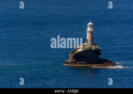 Berühmte Leuchtturm an der Chora von Andros an einem schönen Tag, Kykladen, Griechenland Stockfoto