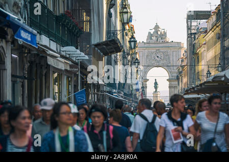 La Rua Augusta Fußgängerzone mit Restaurants, Cafes und Terrasse in Baixa, berühmten Viertel in Lissabon, Portugal. Stockfoto