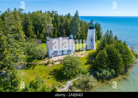 Die alte Presque Isle Licht war der erste Leuchtturm in der Presque Isle, Michigan, in 1840 auf dem Michigan See gebaut, in der Nähe von Newport Stockfoto