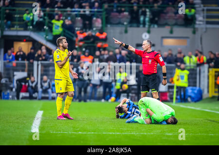 Mailand, Italien, 09. November 2019 scontro im Bereich zwischen lautaro Martínez, FC Internazionale) und Marco Silvestri, Hellas Verona) während Inter vs Hellas Verona - Italienische Fußball Serie A Männer Meisterschaft - Credit: LPS/Fabrizio Carabelli/Alamy leben Nachrichten Stockfoto