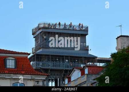 Blick auf die stadt der Baixa mit Aufzug Santa Justa, auch genannt Carmo Aufzug in der Altstadt von Lissabon, Portugal Stockfoto