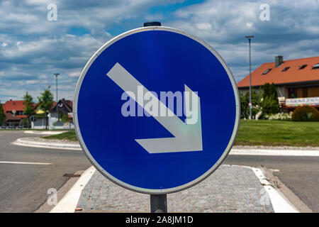 Straße runden blauen Pfeil. Bis zu schließen. blue sky Stockfoto