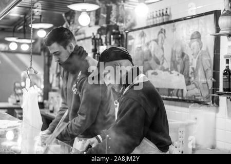 Florenz, Italien - 25, März, 2016: Schwarz-weiss Bild der italienischen Anbieter Mercato Centrale Firenze, einer touristischen Destination von Florenz, Italien Stockfoto